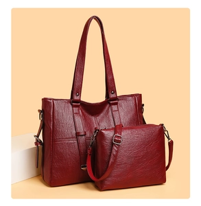 Ensemble sac cabas et pochette bandoulière rouge bordeaux en similicuir texturé élégant