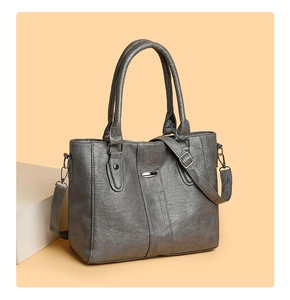 Detail der grauen PU-Tasche mit Vintage-Faltenstruktur und silbernen Metallelementen