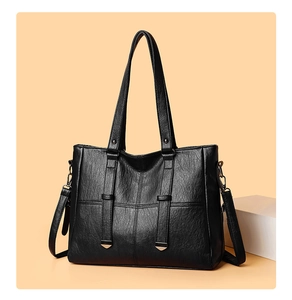 Détail du sac cabas en cuir PU noir à texture litchi et finitions métalliques