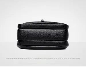 Detailansicht des Taschenbodens aus schwarzem Leder mit Litschi-Maserung und Nähten