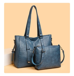 Détail d'un ensemble cabas et sac bandoulière bleu avec texture cuir et garnitures argentées