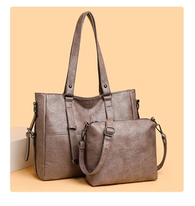 Gros plan d'un sac cabas gris foncé et d'une petite bandoulière en simili cuir texturé