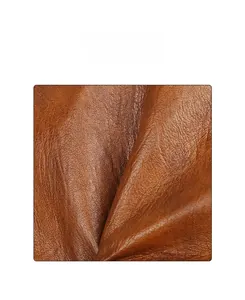 Gros plan sur le similicuir marron avec texture plissée naturelle et grain de peau fin