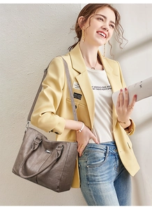 Detailansicht der grauen Tote Bag aus strukturiertem Leder mit silbernen Beschlägen