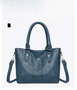 See-blaue Tragetasche mit Lederstruktur, Metalldetails und abnehmbarem Schultergurt
