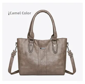 Detailansicht der camelfarbenen PU-Tasche mit vertikalen Nähten und Metallverzierung