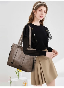 Détails de la texture du cuir marron et des coutures de ce sac cabas élégant