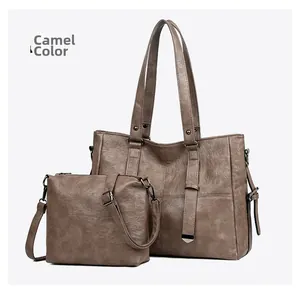 Gros plan d'un ensemble de sacs en cuir PU camel avec texture froissée et détails métalliques