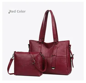 Détail de l'ensemble sac cabas et pochette rouge vin en similicuir avec boucles en métal
