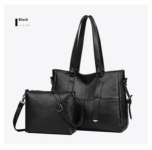 Vue détaillée du lot de 2 sacs en similicuir noir comprenant un cabas et une bandoulière