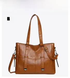 Vue de face d'un sac cabas en similicuir marron avec poignées et bandoulière amovible