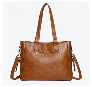 Vue arrière d'un grand sac cabas marron avec poche zippée et texture en cuir