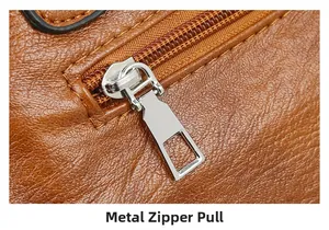 Detail des silbernen Reißverschlusses und des Leder-Lychee-Musters der Tasche