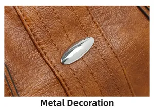 Detailaufnahme der karamellbraunen Lederstruktur und silberner Metallschnalle