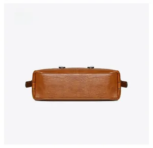 Vue détaillée du fond du sac en cuir synthétique marron avec des coutures soignées