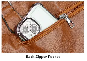 Makroansicht der braunen Handtasche mit Litschimuster und rückseitigem Reißverschluss