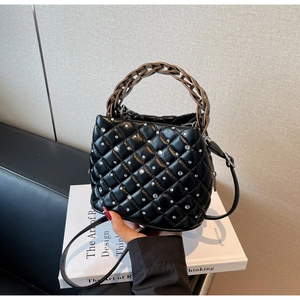 Borsa trapuntata nera con strass, manico ad anello in bronzo e tracolla sottile