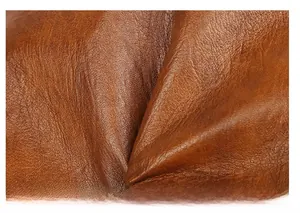 Détail en gros plan montrant le grain naturel et la texture souple du sac cabas en cuir brun