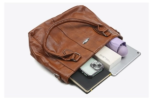 Geräumiges Innenleben der braunen Vintage-Tasche mit Platz für Laptop und Zubehör