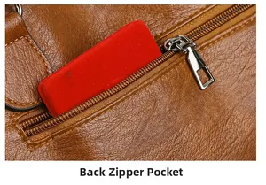 Gros plan de la poche arrière zippée sur un sac à main en cuir marron à texture lychee