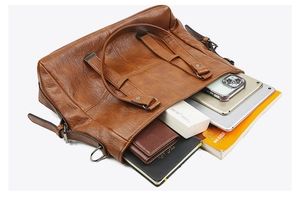 Détails de l'intérieur d'un grand sac fourre-tout marron montrant sa grande capacité