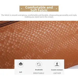 Makroaufnahme von braunem Kunstleder mit Krokoprägung, weicher Textur und feiner Optik