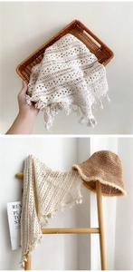 Gros plan sur un châle en crochet blanc ajouré avec des détails de franges élégantes