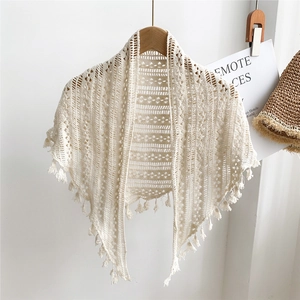 Élégant châle en maille crochet beige avec glands à franges et motifs géométriques