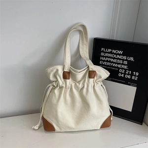 Sac fourre-tout minimaliste en nylon beige avec détails en cuir marron et cordon