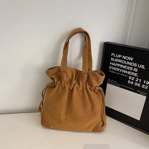Sac fourre-tout minimaliste en nylon caramel avec cordon de serrage et garniture en cuir