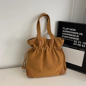 Sac seau en nylon marron avec cordon de serrage, patchwork cuir et longues anses d'épaule