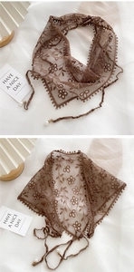 Détail de la dentelle du foulard triangle marron avec broderie marguerite et perles