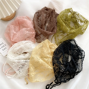 Foulard triangle en dentelle avec broderies florales et perles en six couleurs assorties