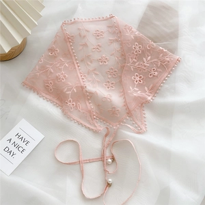 Foulard triangulaire en dentelle rose avec broderie florale et détails de perles chic