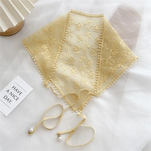 Écharpe triangle en dentelle florale avec pendentifs en perles et broderie délicate