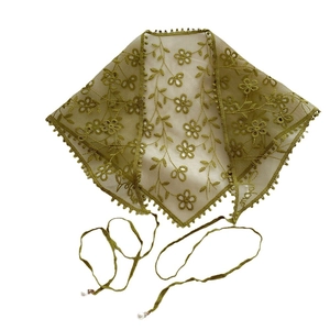 Foulard triangle en dentelle olive avec broderie florale et pompons en perles