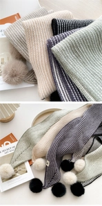 Détails de la texture tricotée d'écharpes côtelées avec de gros pompons de diverses couleurs