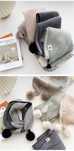Détails de l'écharpe en maille rayée avec pompons et étiquette H minimaliste