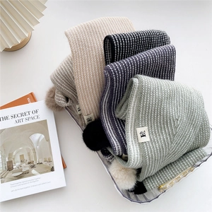 Écharpe rayée en maille pour femme avec pompons et étiquette logo en plusieurs couleurs