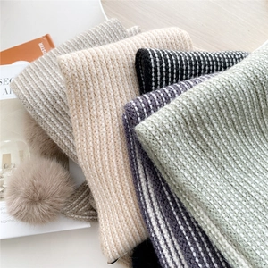 Écharpe longue en tricot rayé avec pompons en plusieurs couleurs comme gris et violet