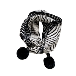 Écharpe en tricot à rayures noires et blanches pour femmes avec pompons pour l'hiver