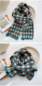 Detail eines karierten Strickschals mit Retro-Muster in Blau, Braun und Cremeweiß