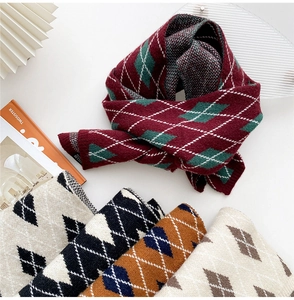 Detail der Strickschal mit Rautenmuster, Wolltextur und lebendigen Karomustern