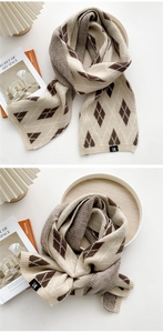 Makro-Detail des hochwertigen Argyle-Strickschals mit weichen beige-braunen Texturen