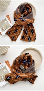 Nahaufnahme des Strickschals mit Argyle-Muster in Karamellbraun und Marken-Stoffetikett