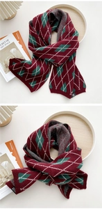 Detail eines weinrot-dunkelgrünen Strickschals mit Rautenmuster und weichen Rippbündchen