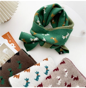 Nahaufnahme von dickem Strickschal mit Schottenhund-Jacquardmuster und gerippten Kanten