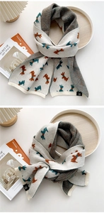 Detail eines Strickschals mit Terrier-Muster und H-Logo-Patch in Cremeweiß-Tönen