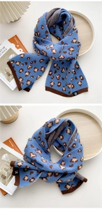 Nahaufnahme des blauen Strickschals mit Leopardenmuster, Rippstricksaum und Markenetikett