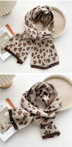 Nahaufnahme des Strickschals mit Leoparden-Herz-Muster und gerippten Ärmelbündchen